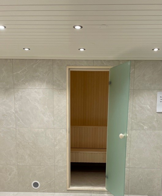 Garderobe og dusjområde ved badstua